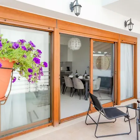 Trinity Seaside Family Maisonette Goúrnes
